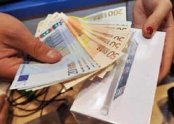 Portano cadavere alla Posta per ritirare pensione, vengono scoperti e scappano