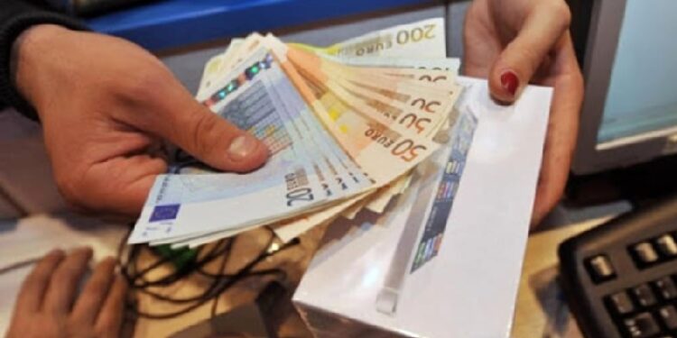 Portano cadavere alla Posta per ritirare pensione, vengono scoperti e scappano