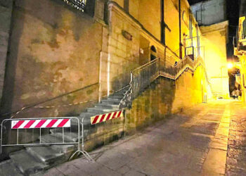 Calcinacci caduti dalla parte alta del Duomo di San Giorgio a Ibla