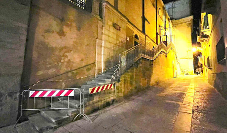 Calcinacci caduti dalla parte alta del Duomo di San Giorgio a Ibla