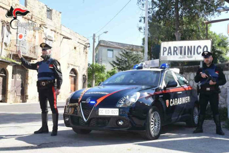 Hanno affittato quattro appartamenti in nero con tanto di energia elettrica a scrocco inclusa come benefit. I carabinieri della stazione di Balestrate hanno arrestato due coniugi, di 62 e 66 anni accusati per furto aggravato.I militari hanno effettuato un sopralluogo nei sei appartamenti di proprietà dell'indagata con i tecnico dell'Enel, verificando la manomissione di un contatore e di cinque diversi allacci abusivi alla rete elettrica. Quattro case su sei sarebbero, inoltre, risultate affittate senza regolare contratto. Nella somma pagata 'in nero' era anche compreso il corrispettivo per il consumo di energia. La donna in più percepiva il reddito di cittadinanza. I militari stanno verificando se la moglie avesse o meno i requisiti per ottenere il beneficio. Gli arresti sono stati convalidati dal gip del Tribunale di Palermo. Il tribunale ha condannato, in primo grado, i due arrestati a 10 mesi di reclusione e 300 euro di multa.