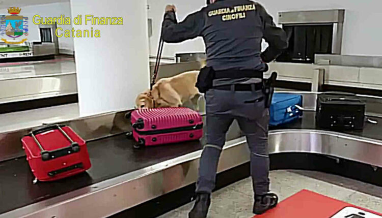 Catania, sequestrati 65 ovuli con 1 kg di eroina per un valore di 100 mila euro. Arrestato cittadino di origine nigeriana in arrivo da Parigi
