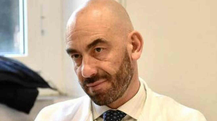 Covid Italia, Bassetti: presto 300 mila contagi al giorno, è endemia e serva cambio di passo