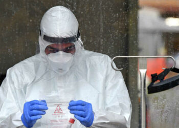 Ragusa – Ancora un record di contagi in Sicilia. Nelle ultime 24 ore il Ministero della Sicilia ha registrato altri 5.764. In aumento anche i morti, 12, così come i ricoveri. Il tasso di positività sale al 10% ieri era al'8,7%. L'isola è all'ottavo posto per contagi, al primo posto c'è la Lombardia con 37.270 casi, al secondo la Toscana con 14.994 casi, al terzo posto il Veneto con 14.270 casi, al quarto la Campania con 13.888 di caso, al quinto il Lazio con 12.345, al sesto l'Emilia Romagna con 12.345 casi, al settimo il Piemonte con 7.450 casi. Gli attuali positivi sono 47.765 con un aumento di 5.163 casi. I guariti sono 569 mentre le vittime sono 12 e portano il totale dei decessi a 7.514. Sul fronte ospedaliero sono 870 ricoverati, con 23 casi in più rispetto a ieri; in terapia intensiva sono 102, quattro casi in più rispetto a ieri. Sul fronte del contagio nelle singole province Palermo con 1.595 casi, Catania 1.241, Messina 607, Siracusa 488, Trapani 349, Ragusa 243, Caltanissetta 525, Agrigento 281, Enna, 435. Sono 141.262 i nuovi contagi da Covid nelle ultime 24 ore. Un dato che porta a oltre un milione il numero di persone attualmente positive al virus in Italia: 1.021.697. Le vittime, secondo i dati del ministero della Salute, sono 111, mentre ieri erano state 155. Da inizio pandemia le vittime sono in totale 137.513.