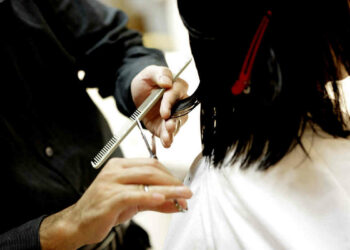 Da oggi green pass obbligatorio per parrucchiere ed estetista: in posta no solo per pensione