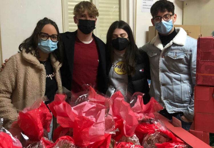 Da spiagge pulite alla donazione di 40 panettoni