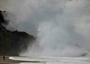Eruzione vulcano sottomarino, onda anomala risucchia un furgone nell'oceano: morte 2 donne