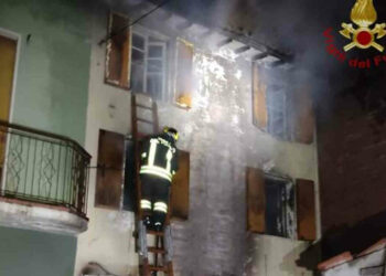 Esplosione in una palazzina, morti due fratellini di 7 e 8 anni