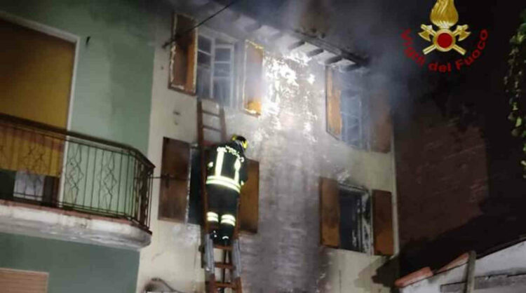 Esplosione in una palazzina, morti due fratellini di 7 e 8 anni