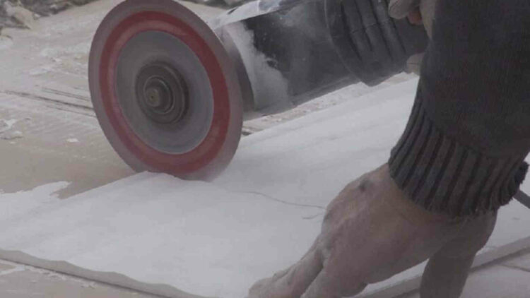 Folgorato in casa da scarica elettrica: muore a 39 anni