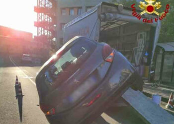 Guidatore abbagliato dal sole, finisce con auto su un camioncino