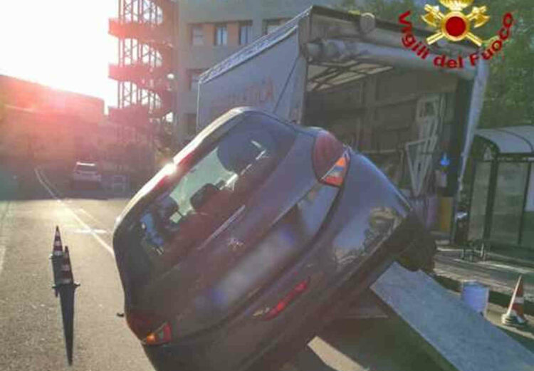 Guidatore abbagliato dal sole, finisce con auto su un camioncino