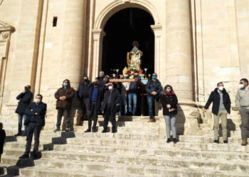 E il simulacro di Sant’Antonio abate si affacciò dal portone principale della basilica di Giarratana, un’azione simbolica