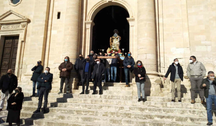 E il simulacro di Sant’Antonio abate si affacciò dal portone principale della basilica di Giarratana, un’azione simbolica