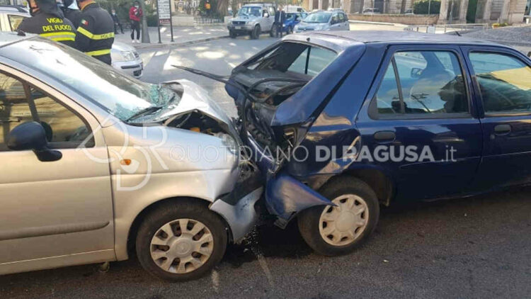 Incidente in piazza Rizzone a Modica: 2 feriti
