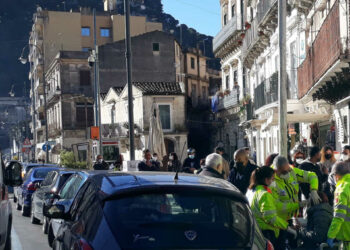 Modica, donna scivola e batte la testa mentre è infila per il tampone: soccorsa