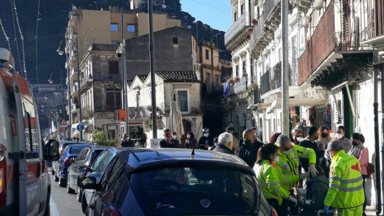 Modica, donna scivola e batte la testa mentre è infila per il tampone: soccorsa