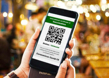 Negozi e centri commerciali, nuovo decreto: adesso serve il green pass