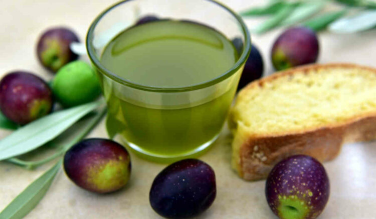 Olio di oliva, 7 grammi al giorno riduce rischi cardiovascolari