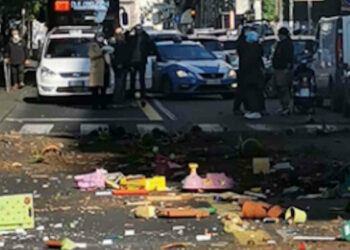 Panico a Catania, donna lancia mobili e vasi dal balcone