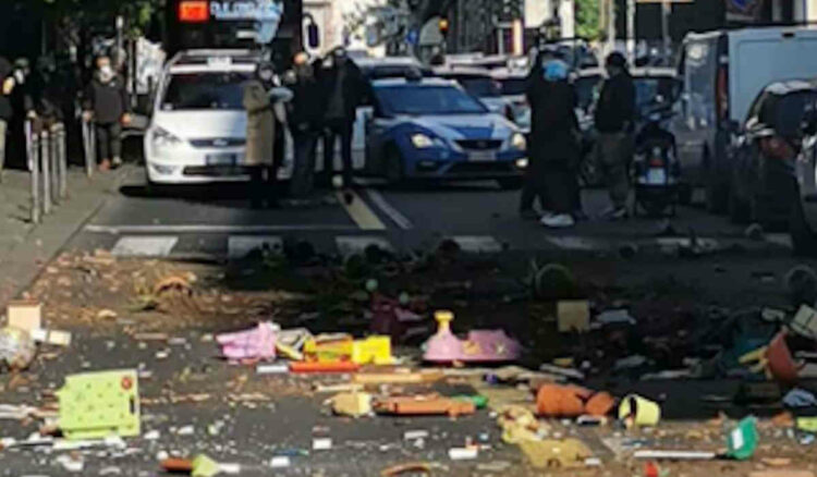 Panico a Catania, donna lancia mobili e vasi dal balcone