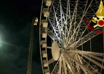 Paura a Messina, uomo si arrampica sulla ruota panoramica di piazza Cairoli VIDEO