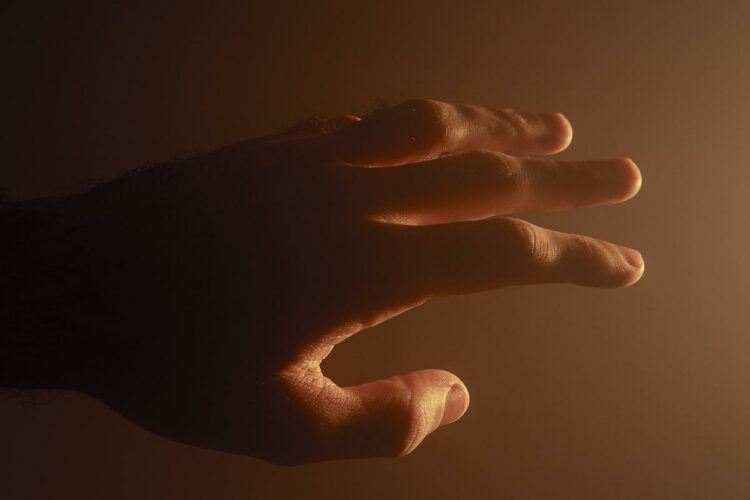 Perde un dito durante un furto e manda l'amico a cercarlo