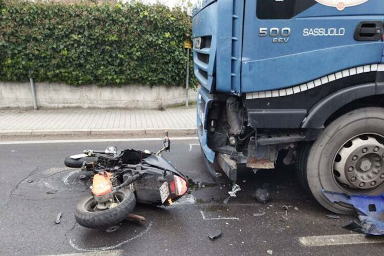 Scooter contro camion: Giuliano Napoli, 16 anni, muore