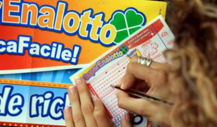 SuperEnalotto, estrazione numeri vincenti: in 14 incasseranno il premio per aver centrato il 5