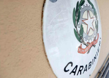 Tenta di investire 3 persone poi estrae una spada e ferisce un uomo