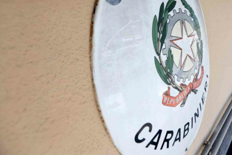 Tenta di investire 3 persone poi estrae una spada e ferisce un uomo