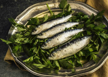 Tiroide e dieta, ipotiroidismo e ipertiroidismo: cosa mangiare e cosa non mangiare