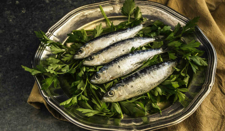 Tiroide e dieta, ipotiroidismo e ipertiroidismo: cosa mangiare e cosa non mangiare