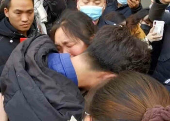 Uomo cinese trova la madre biologica dopo 33 anni grazie a un disegno: una storia incredibile