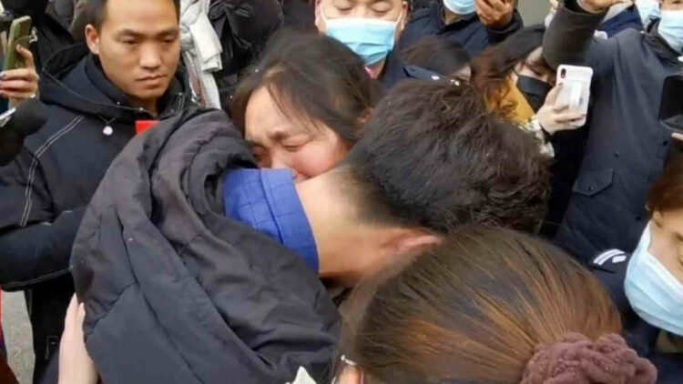 Uomo cinese trova la madre biologica dopo 33 anni grazie a un disegno: una storia incredibile