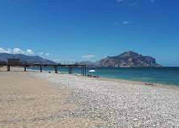 Uomo trovato morto sulla spiaggia: ha una ferita sulla fronte