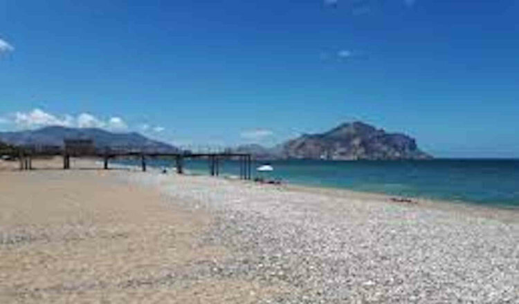 Uomo trovato morto sulla spiaggia: ha una ferita sulla fronte