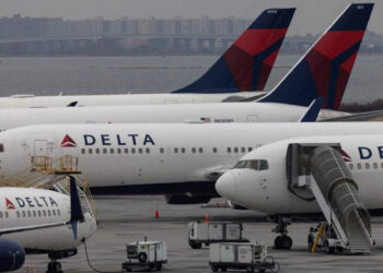 Variante Omicron, cancellati oltre 2.300 voli negli Usa