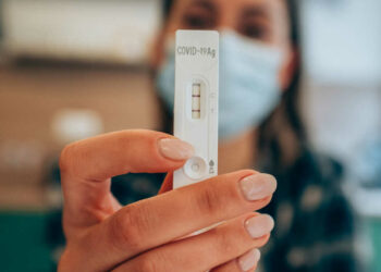 Variante Omicron più contagiosa ma meno grave: colpisce la gola e non i polmoni