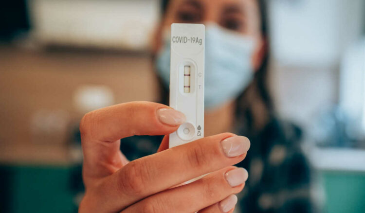 Variante Omicron più contagiosa ma meno grave: colpisce la gola e non i polmoni