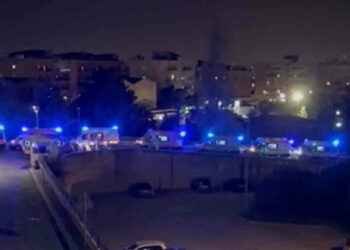 Emergenza Covid a Palermo, ambulanze in fila a sirene spiegate