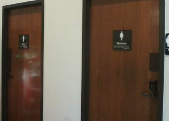 Cenone di Capodanno, titolare chiude il locale e tre ragazze restano chiuse in bagno