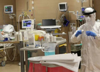 Ragusa – Sono arrivati a 2.684 i positivi in provincia di Ragusa. Lo annunciano i dati dell’Asp di Ragusa di oggi 2 gennaio 2022. In totale i contagiati al Covid in provincia di Ragusa sono 2.684 di cui 2.733 in isolamento domiciliare e 41 ricoverati in ospedale, 6 Rsa dell’ospedale Maria Paternò Arezzo di Ragusa e 2 in Foresteria. Ma vediamo tutti i dati dell’Asp di Ragusa dei positivi nei vari Comuni Iblei, dei ricoverati e dei test Covid. Covid Ragusa 2 gennaio 2022, i dati dei positivi Comune per Comune 29 Acate 43 Chiaramonte Gulfi 166 Comiso 7 Giarratana 104 Ispica 502 Modica 6 Monterosso Almo 179 Pozzallo 965 Ragusa 57 Santa Croce Camerina 126 Scicli 500 Vittoria