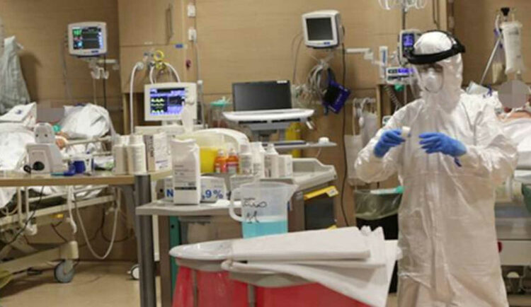 Ragusa – Sono arrivati a 2.684 i positivi in provincia di Ragusa. Lo annunciano i dati dell’Asp di Ragusa di oggi 2 gennaio 2022. In totale i contagiati al Covid in provincia di Ragusa sono 2.684 di cui 2.733 in isolamento domiciliare e 41 ricoverati in ospedale, 6 Rsa dell’ospedale Maria Paternò Arezzo di Ragusa e 2 in Foresteria. Ma vediamo tutti i dati dell’Asp di Ragusa dei positivi nei vari Comuni Iblei, dei ricoverati e dei test Covid. Covid Ragusa 2 gennaio 2022, i dati dei positivi Comune per Comune 29 Acate 43 Chiaramonte Gulfi 166 Comiso 7 Giarratana 104 Ispica 502 Modica 6 Monterosso Almo 179 Pozzallo 965 Ragusa 57 Santa Croce Camerina 126 Scicli 500 Vittoria