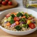 dieta riso integrale con ciotola di riso integrale e verdure fresche