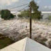 Eruzione vulcano sottomarino, impressionante tsunami a Tonga travolge alcune persone