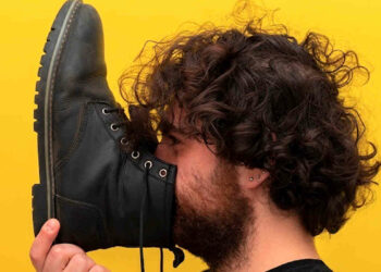 CE, nessuna conformità garantita, mostra fotografica nella galleria Zona Blu a Milano