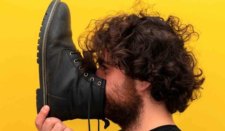 CE, nessuna conformità garantita, mostra fotografica nella galleria Zona Blu a Milano