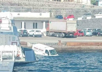 Furgone senza freno a mano finisce in mare