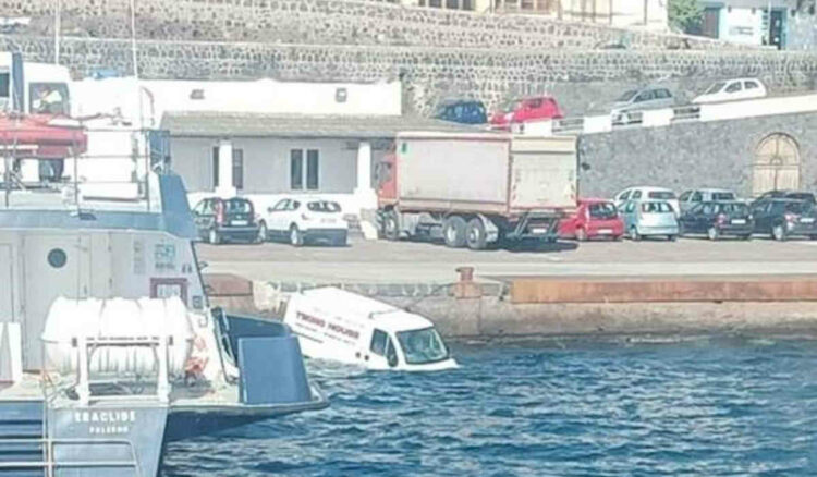 Furgone senza freno a mano finisce in mare